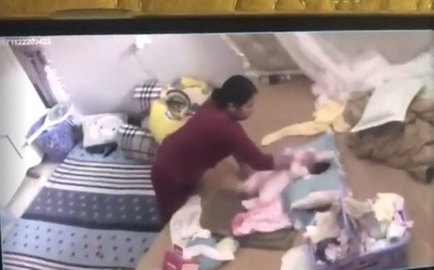 Mẹ đành phải chịu xót xa, ray rứt khi trao con nhỏ cho người lạ để đi làm Me danh phai chiu xot xa, ray rut khi trao con nho cho nguoi la de di lam