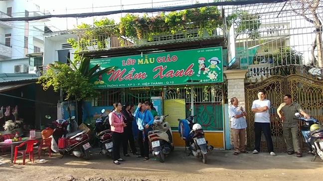 Phụ huynh 'quây' trường Mầm Xanh đòi làm cho ra lẽ vụ bạo hành trẻ em Phu huynh 'quay' truong Mam Xanh doi lam cho ra le vu bao hanh tre em