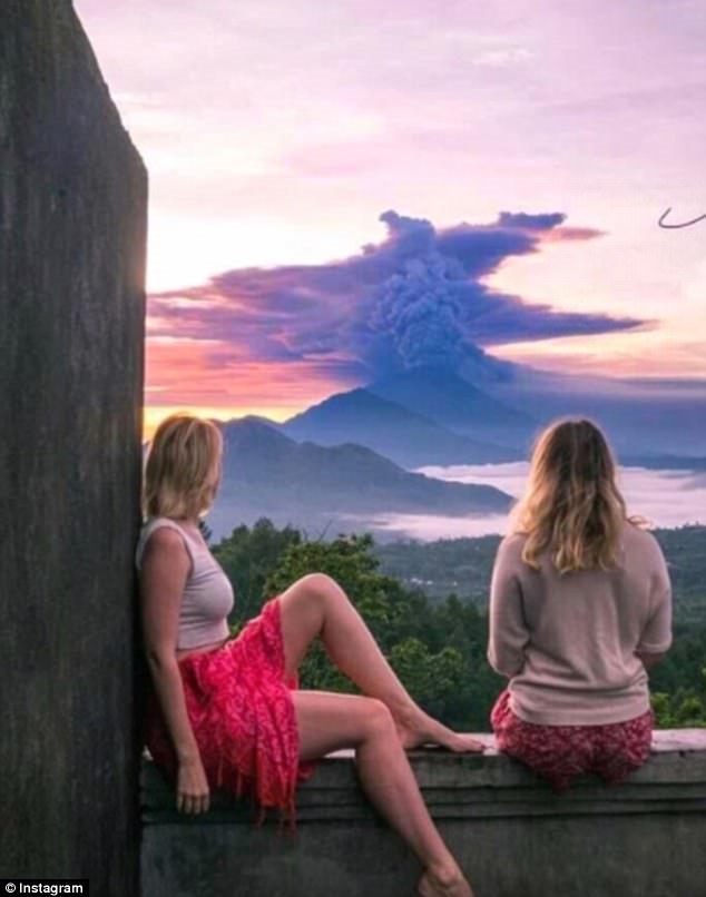 Thảm họa núi lửa ở Bali: Dân bản địa lo sợ, du khách tranh thủ 'selfie' Tham hoa nui lua o Bali: Dan ban dia lo so, du khach tranh thu 'selfie'