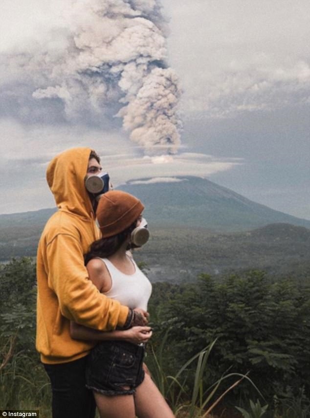 Thảm họa núi lửa ở Bali: Dân bản địa lo sợ, du khách tranh thủ 'selfie' Tham hoa nui lua o Bali: Dan ban dia lo so, du khach tranh thu 'selfie'