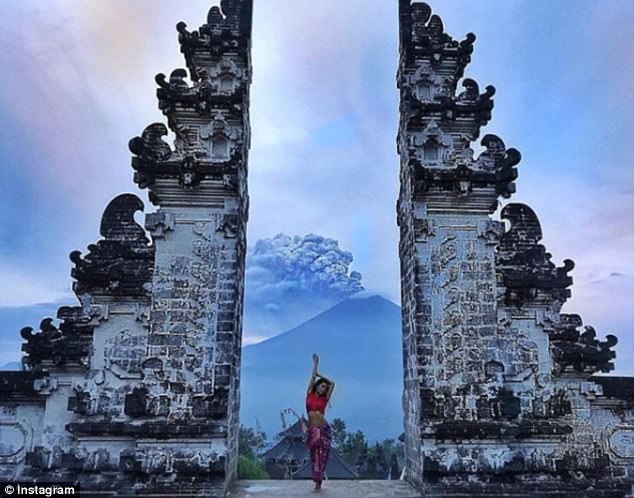 Thảm họa núi lửa ở Bali: Dân bản địa lo sợ, du khách tranh thủ 'selfie' Tham hoa nui lua o Bali: Dan ban dia lo so, du khach tranh thu 'selfie'