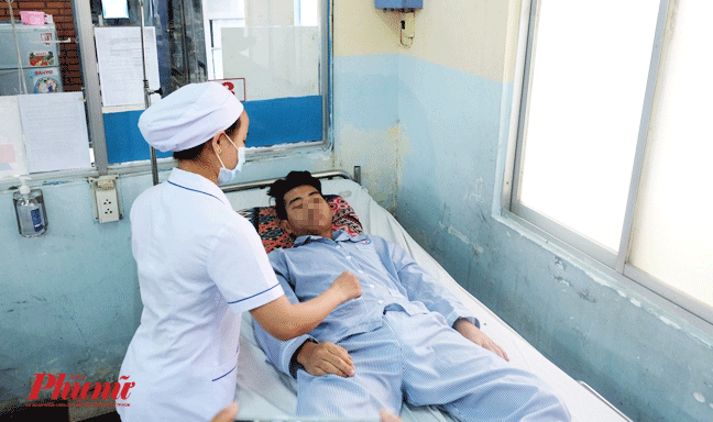 Nam thanh niên ở Sài Gòn chảy máu dạ dày như vòi phun nước Nam thanh nien o Sai Gon chay mau da day nhu voi phun nuoc
