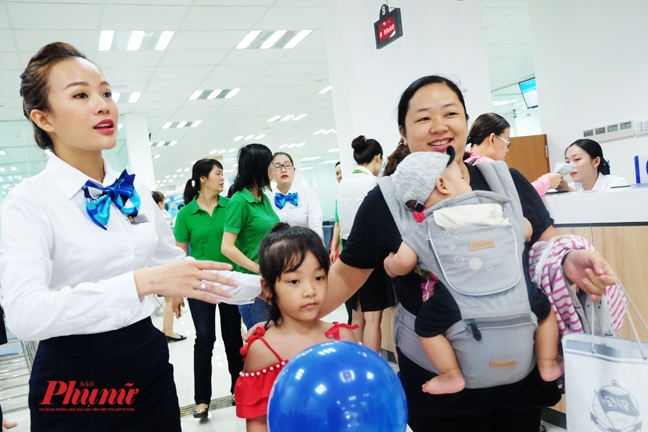 Ngày đầu mở cửa, hàng trăm người kéo đến Trung tâm tiêm chủng ở TP.HCM chích ngừa Ngay dau mo cua, hang tram nguoi keo den Trung tam tiem chung o TP.HCM chich ngua