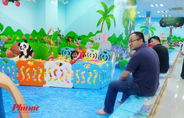 Ngày đầu mở cửa, hàng trăm người kéo đến Trung tâm tiêm chủng ở TP.HCM chích ngừa Ngay dau mo cua, hang tram nguoi keo den Trung tam tiem chung o TP.HCM chich ngua