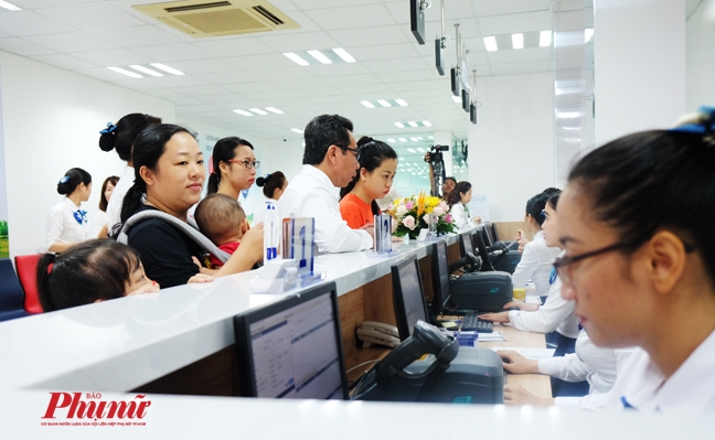 Ngày đầu mở cửa, hàng trăm người kéo đến Trung tâm tiêm chủng ở TP.HCM chích ngừa Ngay dau mo cua, hang tram nguoi keo den Trung tam tiem chung o TP.HCM chich ngua