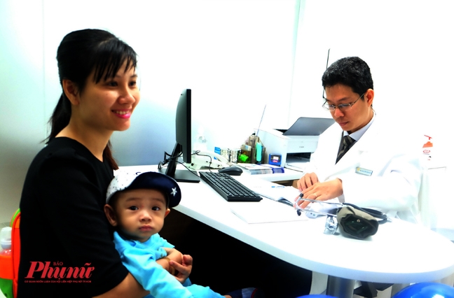Ngày đầu mở cửa, hàng trăm người kéo đến Trung tâm tiêm chủng ở TP.HCM chích ngừa Ngay dau mo cua, hang tram nguoi keo den Trung tam tiem chung o TP.HCM chich ngua