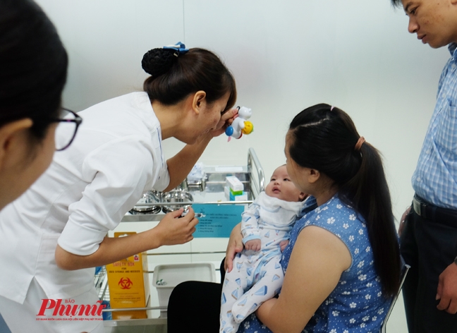 Ngày đầu mở cửa, hàng trăm người kéo đến Trung tâm tiêm chủng ở TP.HCM chích ngừa Ngay dau mo cua, hang tram nguoi keo den Trung tam tiem chung o TP.HCM chich ngua