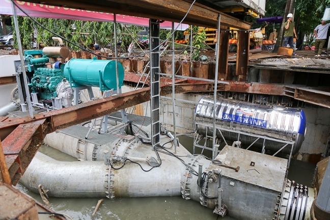 Phó chủ tịch UBND TP.HCM Trần Vĩnh Tuyến: 'Sẽ dùng máy bơm giải quyết ngập ở Nhà Bè' Pho chu tich UBND TP.HCM Tran Vinh Tuyen: 'Se dung may bom giai quyet ngap o Nha Be'