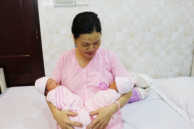 Mẹ 42 tuổi ở Cần Thơ vui mừng dù 2 con sinh ra chỉ mang gen của bố Me 42 tuoi o Can Tho vui mung du 2 con sinh ra chi mang gen cua bo