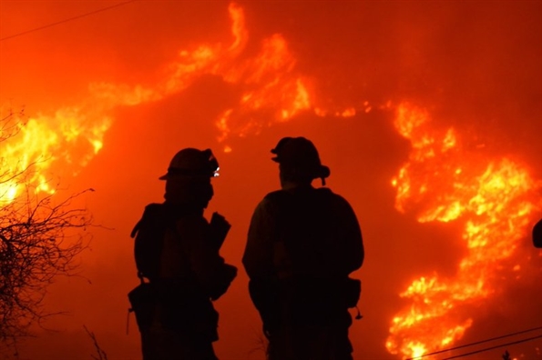 Cháy rừng bùng phát mạnh, dân California đón Giáng sinh với 'giặc lửa' Chay rung bung phat manh, dan California don Giang sinh voi 'giac lua'