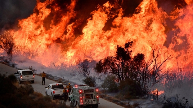 Cháy rừng bùng phát mạnh, dân California đón Giáng sinh với 'giặc lửa' Chay rung bung phat manh, dan California don Giang sinh voi 'giac lua'