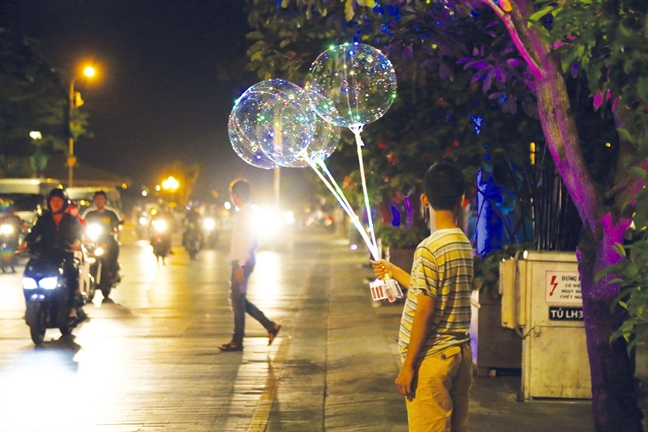 Chơi bóng bay phát sáng, coi chừng phát hỏa Choi bong bay phat sang, coi chung phat hoa