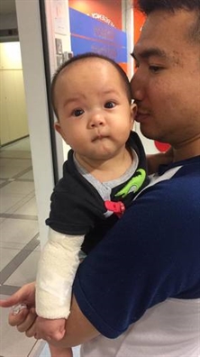 Cô giúp việc làm trẻ bị bỏng nước sôi, vì sao người mẹ lại quyết định tha thứ? Co giup viec lam tre bi bong nuoc soi, vi sao nguoi me lai quyet dinh tha thu?
