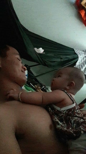 Ông bố bỉm sữa cũng cực kỳ đảm đang, dịu dàng, cứ giao con cho chồng Ong bo bim sua cung cuc ky dam dang, diu dang, cu giao con cho chong