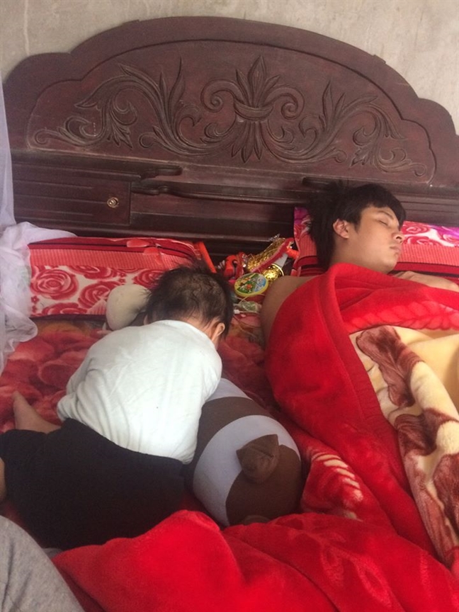 Ông bố bỉm sữa cũng cực kỳ đảm đang, dịu dàng, cứ giao con cho chồng Ong bo bim sua cung cuc ky dam dang, diu dang, cu giao con cho chong