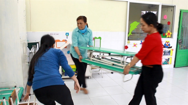 TP.HCM: Phụ huynh nháo nhào vừa đưa con đi học xong phải rước về để tránh bão TP.HCM: Phu huynh nhao nhao vua dua con di hoc xong phai ruoc ve de tranh bao