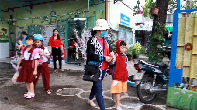 TP.HCM: Phụ huynh nháo nhào vừa đưa con đi học xong phải rước về để tránh bão TP.HCM: Phu huynh nhao nhao vua dua con di hoc xong phai ruoc ve de tranh bao