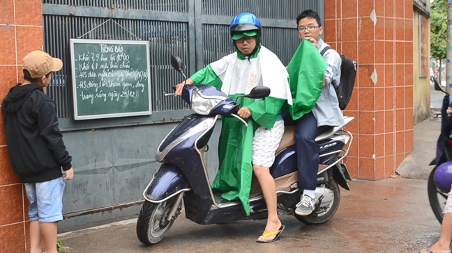TP.HCM: Phụ huynh nháo nhào vừa đưa con đi học xong phải rước về để tránh bão TP.HCM: Phu huynh nhao nhao vua dua con di hoc xong phai ruoc ve de tranh bao