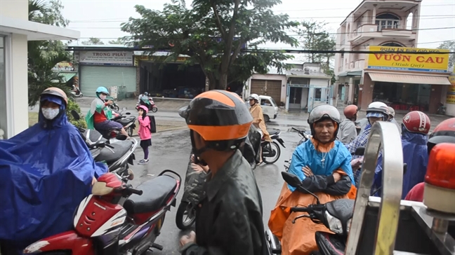 TP.HCM: Phụ huynh nháo nhào vừa đưa con đi học xong phải rước về để tránh bão TP.HCM: Phu huynh nhao nhao vua dua con di hoc xong phai ruoc ve de tranh bao