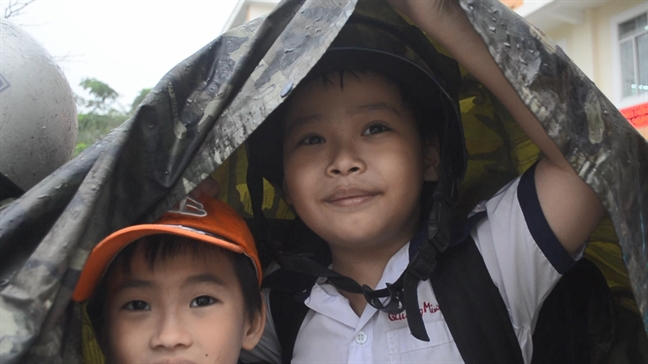 TP.HCM: Phụ huynh nháo nhào vừa đưa con đi học xong phải rước về để tránh bão TP.HCM: Phu huynh nhao nhao vua dua con di hoc xong phai ruoc ve de tranh bao