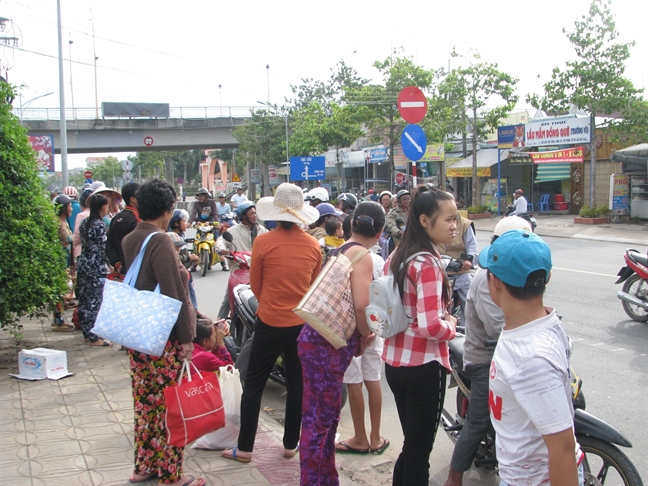 Chợ miền Tây tranh thủ bán hết mẻ cá cuối trước khi bão Tembin đổ bộ Cho mien Tay tranh thu ban het me ca cuoi truoc khi bao Tembin do bo