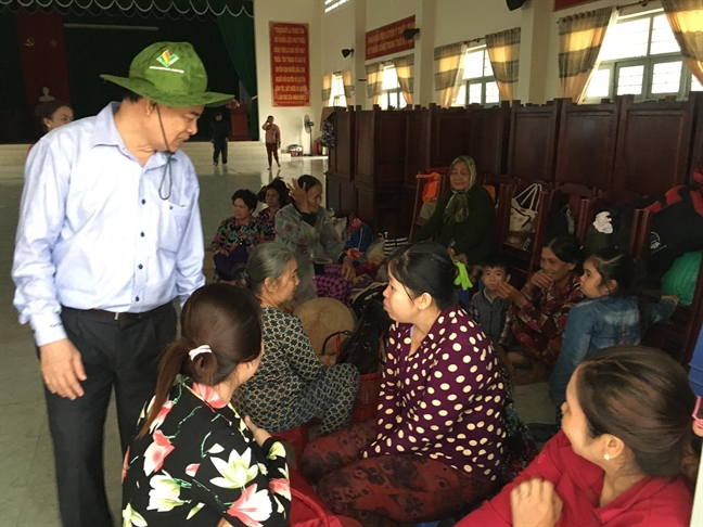 Chợ miền Tây tranh thủ bán hết mẻ cá cuối trước khi bão Tembin đổ bộ Cho mien Tay tranh thu ban het me ca cuoi truoc khi bao Tembin do bo