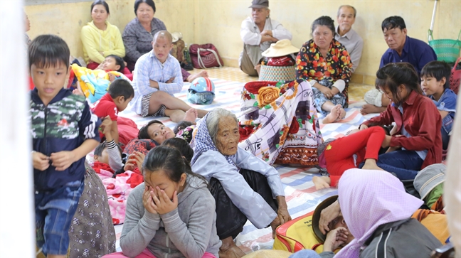 Chợ miền Tây tranh thủ bán hết mẻ cá cuối trước khi bão Tembin đổ bộ Cho mien Tay tranh thu ban het me ca cuoi truoc khi bao Tembin do bo