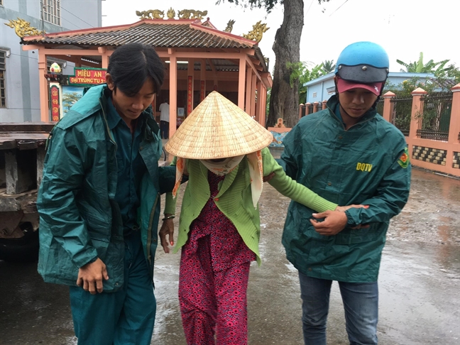 Chợ miền Tây tranh thủ bán hết mẻ cá cuối trước khi bão Tembin đổ bộ Cho mien Tay tranh thu ban het me ca cuoi truoc khi bao Tembin do bo
