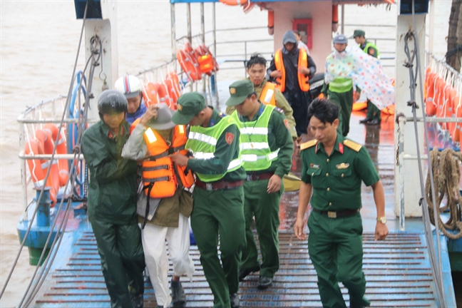 Chợ miền Tây tranh thủ bán hết mẻ cá cuối trước khi bão Tembin đổ bộ Cho mien Tay tranh thu ban het me ca cuoi truoc khi bao Tembin do bo