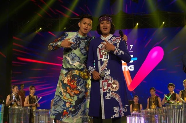 Ca sĩ Trọng Hiếu mặc áo dài chúc mừng năm mới Ca si Trong Hieu mac ao dai chuc mung nam moi