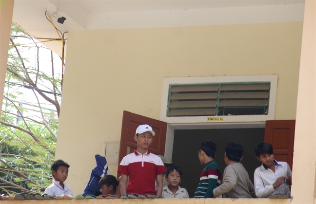 Giáo viên miền núi kể chuyện trắng đêm canh học trò, bị ném đá vì chống tục bắt vợ Giao vien mien nui kẻ chuyẹn trang dem canh học tro, bị ném dá vì chong tuc bat vo