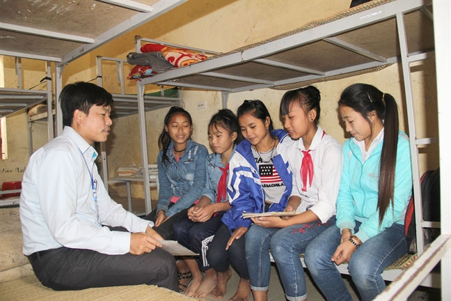 Giáo viên miền núi kể chuyện trắng đêm canh học trò, bị ném đá vì chống tục bắt vợ Giao vien mien nui kẻ chuyẹn trang dem canh học tro, bị ném dá vì chong tuc bat vo