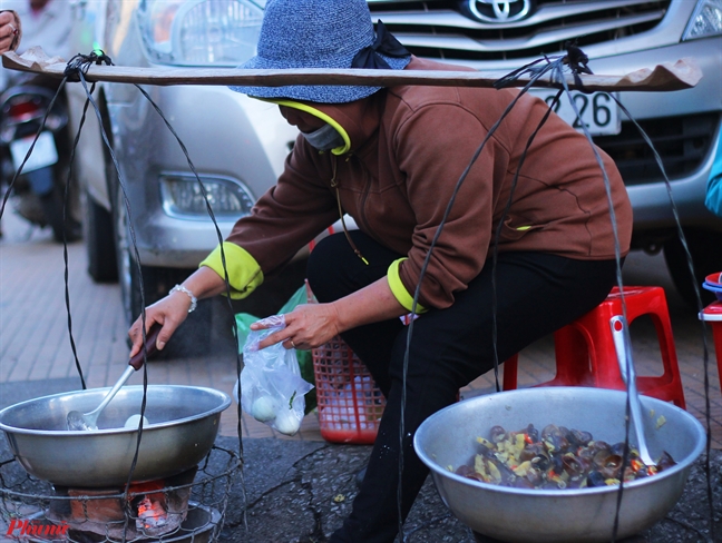 Hít hà ốc luộc nóng hổi, tận hưởng tiết trời Đà Lạt se lạnh Hit ha oc luoc nong hoi, tan huong tiet troi Da Lat se lanh
