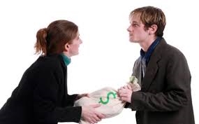Tin theo thầy bói, chồng không còn đưa tiền cho vợ giữ Tin theo thay boi, chong khong con dua tien cho vo giu