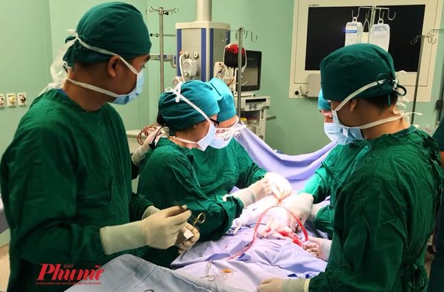 Bé gái 2 tuổi bị mảnh chén cắm sâu vào cổ khi đang tập ăn Be gai 2 tuoi bi manh chen cam sau vao co khi dang tap an