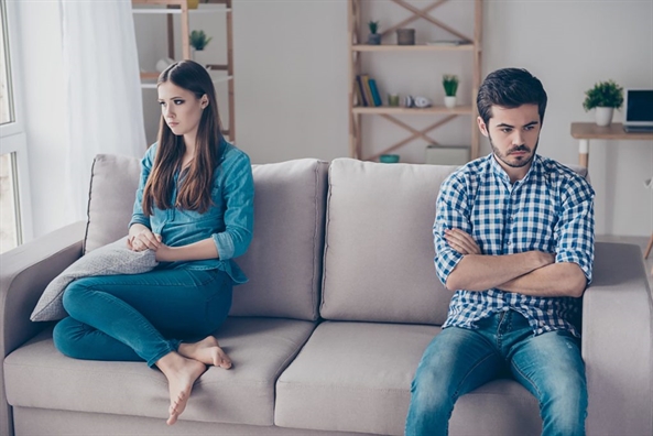 Chiếc dây áo ngực trên ghế sau ô tô và lời thú tội như xát muối vào tim của người chồng Chiec day ao nguc tren ghe sau o to va loi thu toi nhu xat muoi vao tim cua nguoi chong