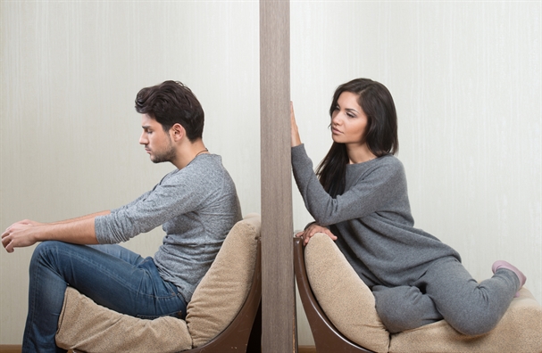 Chiếc dây áo ngực trên ghế sau ô tô và lời thú tội như xát muối vào tim của người chồng Chiec day ao nguc tren ghe sau o to va loi thu toi nhu xat muoi vao tim cua nguoi chong