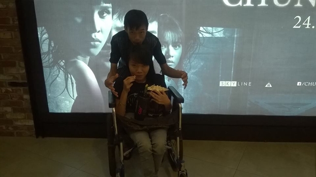 Mối tình xe lăn Moi tinh xe lan