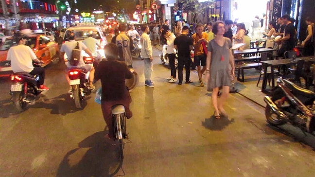 Vỉa hè quận 1 bị tái chiếm sau ngày ông Đoàn Ngọc Hải 'từ quan' Via he quan 1 bi tai chiem sau ngay ong Doan Ngoc Hai 'tu quan'