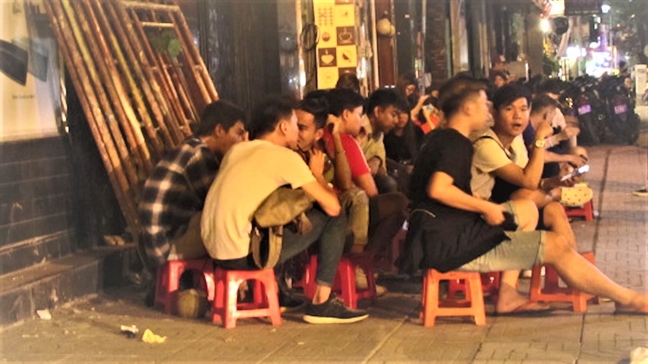 Vỉa hè quận 1 bị tái chiếm sau ngày ông Đoàn Ngọc Hải 'từ quan' Via he quan 1 bi tai chiem sau ngay ong Doan Ngoc Hai 'tu quan'