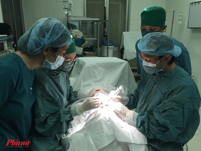 Xóa nốt ruồi, thu lỗ mũi vì... sợ tiền ra Xoa not ruoi, thu lo mui vi... so tien ra