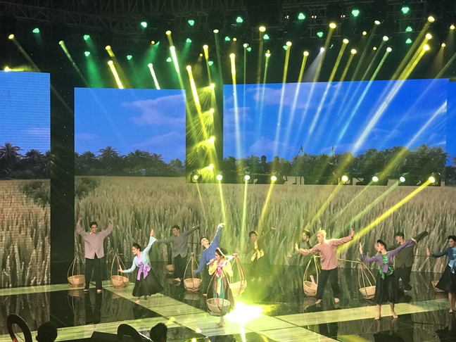 Giang Hồng Ngọc là quán quân 'Cặp đôi hoàn hảo - Trữ tình và Bolero 2017' Giang Hong Ngoc la quan quan 'Cap doi hoan hao - Tru tinh va Bolero 2017'