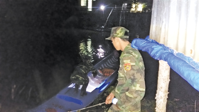 Hàng lậu nườm nượp tràn qua biên giới - Bài 1: Mùa pháo lậu đến sớm Hang lau nuom nuop tran qua bien gioi - Bai 1: Mua phao lau den som