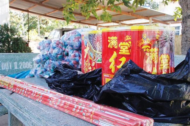 Hàng lậu nườm nượp tràn qua biên giới - Bài 1: Mùa pháo lậu đến sớm Hang lau nuom nuop tran qua bien gioi - Bai 1: Mua phao lau den som