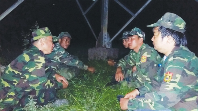Hàng lậu nườm nượp tràn qua biên giới - Bài 1: Mùa pháo lậu đến sớm Hang lau nuom nuop tran qua bien gioi - Bai 1: Mua phao lau den som