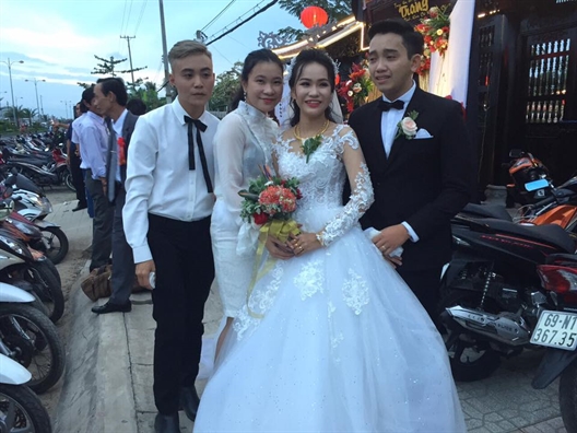 'Bóc phốt' chú rể đáng yêu nhất năm: Đêm tân hôn gọi điện cho bố vợ và… khóc 'Boc phot' chu re dang yeu nhat nam: Dem tan hon goi dien cho bo vo va… khoc