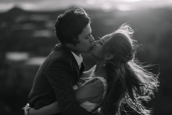 Bộ ảnh cưới ngọt ngào như 'rót' tình vào mỗi khoảnh khắc của cặp đôi lãng mạn kẻ Bắc người Nam Bo anh cuoi ngot ngao nhu 'rot' tinh vao moi khoanh khac cua cap doi lang man ke Bac nguoi Nam