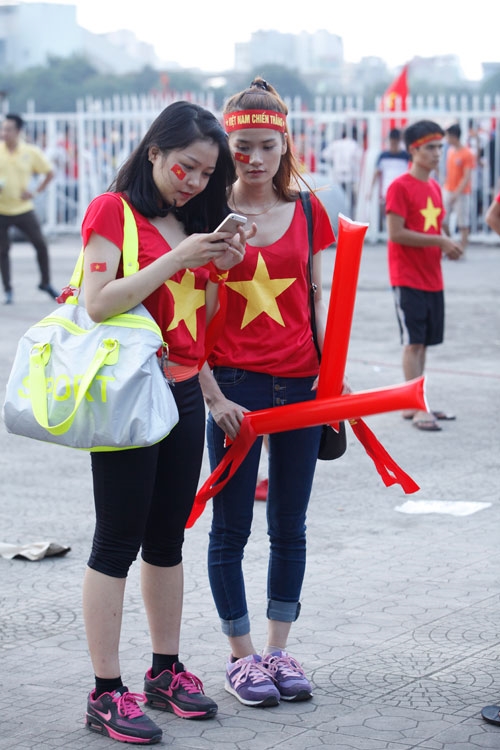 Cách 'lên đồ' thể thao rực rỡ cổ vũ U23 Việt Nam tại trận chung kết Cach 'len do' the thao ruc ro co vu U23 Viet Nam tai tran chung ket