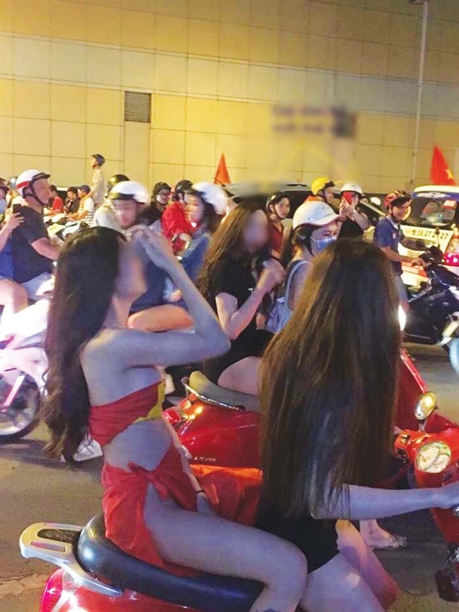 Niềm vui méo mó tội lỗi hồn nhiên Niem vui meo mo toi loi hon nhien