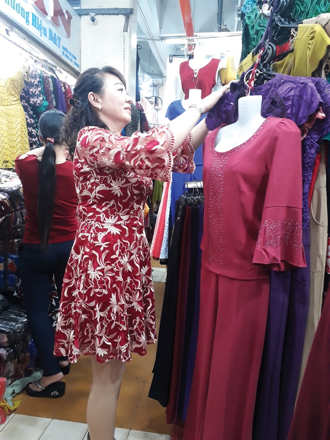 Tiểu thương tự thiết kế hàng may mặc để tồn tại Tieu thuong tu thiet ke hang may mac de ton tai